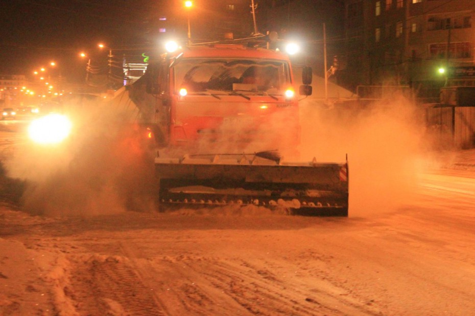 На окраинах и в пригородах Якутска продолжается уборка снега