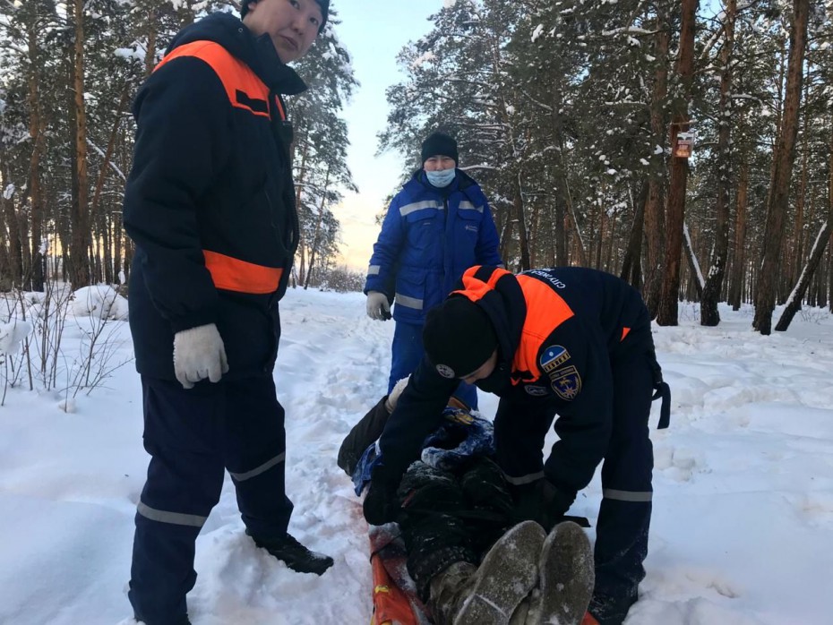 Спасатели 8 марта помогли мужчине, которому внезапно стало плохо в городском парке Якутска