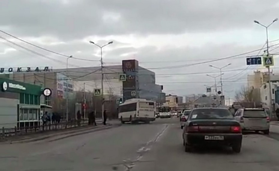 Приступ диареи вынудил водителя автобуса выехать на встречку в Якутске