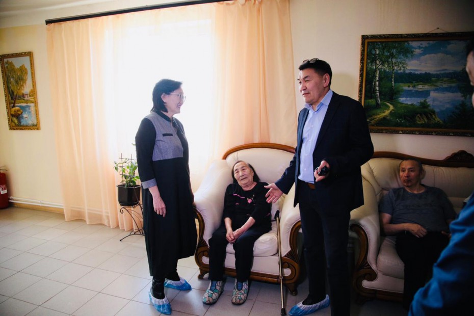 Сардана Авксентьева посетила частный пансионат для престарелых