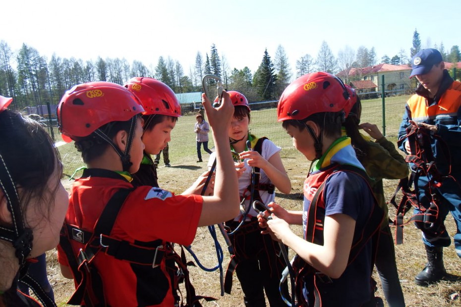 Алданские спасатели провели туристический марафон для школьников