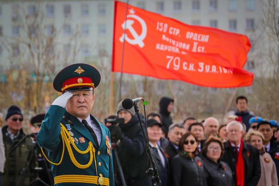 В Якутске поднят символ Знамени Победы