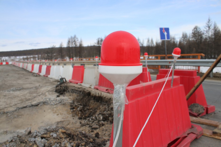 В Алданском районе Республики Саха (Якутия) ремонтируют мост через реку Михайловка