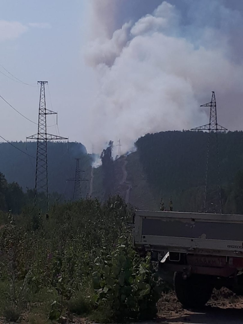 Лесные пожары горят близ поселка Пеледуй в Якутии