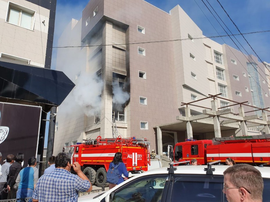В недостроенном здании ТЦ в центре Якутска произошел пожар