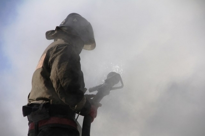 В Усть-Мае пожарные спасли частные строения
