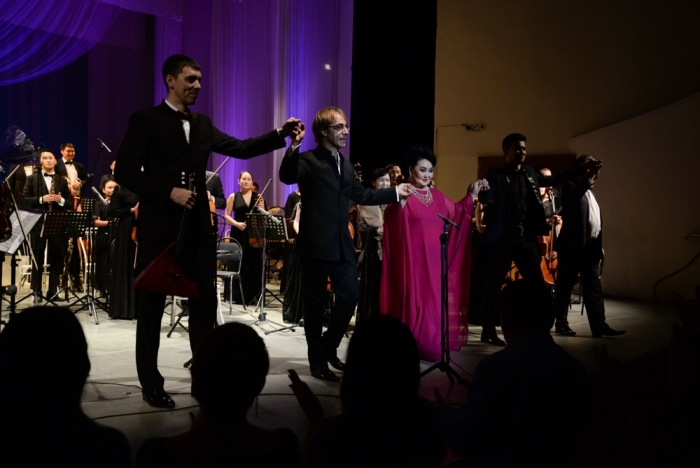 Оперные арии, балалайка и концерт Брамса