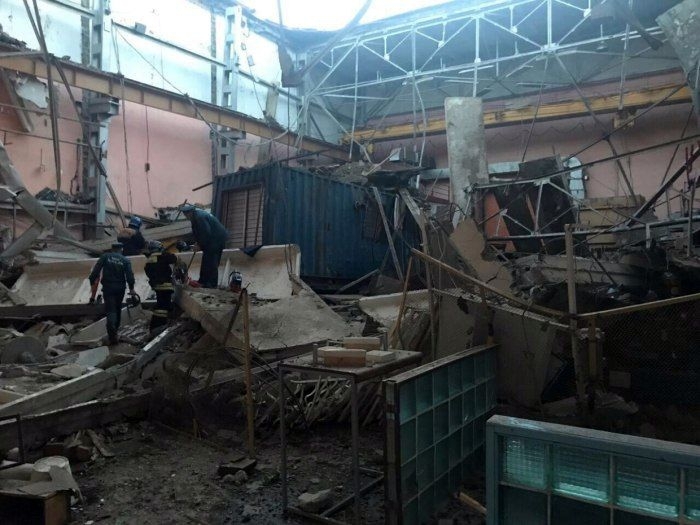В Мирном пострадали двое рабочих ремонтного цеха из-за обрушения потолочного перекрытия