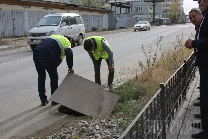«Чтоб вам не провалиться!»: в Якутске проверили люки на дорогах