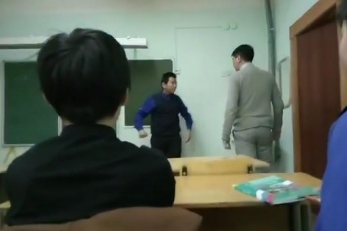 Инцидент в одной из школ Якутска: семиклассник во время урока оскорбил и толкнул учителя