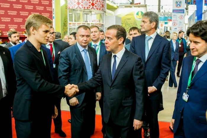 Медведев одобрил якутский проект по созданию роботов для доения коров