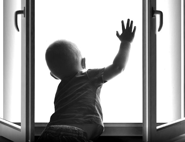 В Нерюнгри погиб трехлетний ребенок, выпав из окна