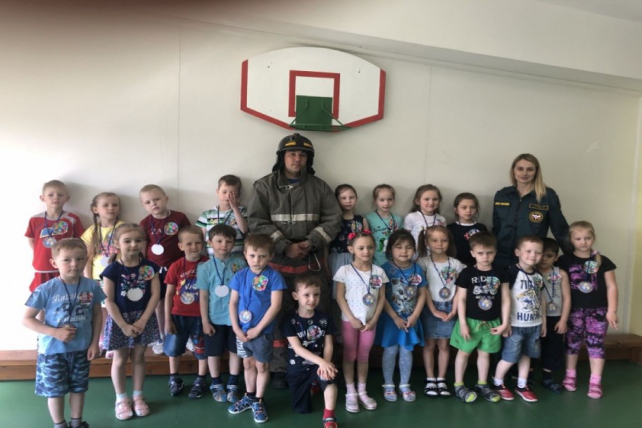 Сотрудники Ленского пожарно-спасательного гарнизона провели мероприятие в детском саду «Золотой ключик».