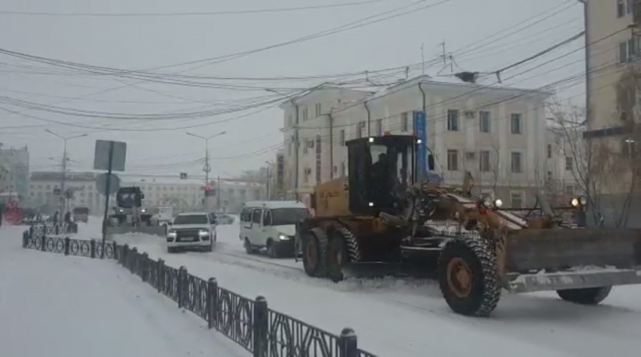 В Якутске убирают снег с улиц в круглосуточном режиме