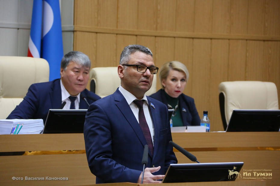 С 10 до 22: депутат Ил Тумэн Гаврил Парахин выносит на сессию инициативу об увеличении времени на продажу алкоголя