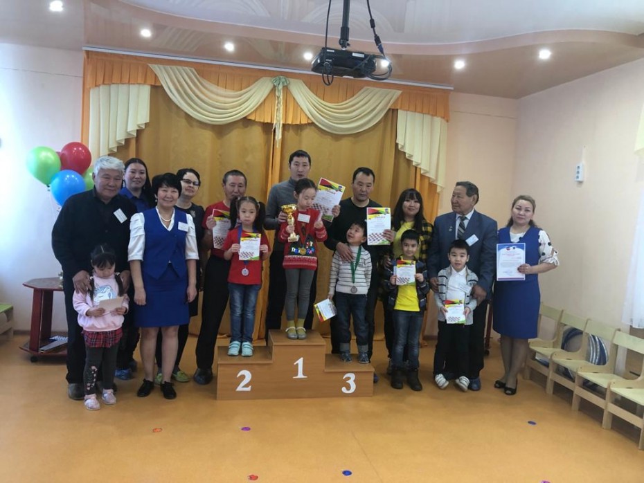 В Губинском округе провели семейный турнир «Шашечная семья»