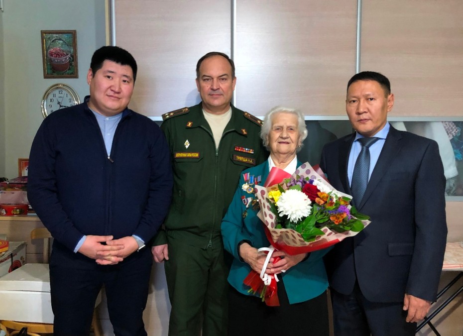 Управление социальной защиты населения и труда поздравило участницу обороны Москвы