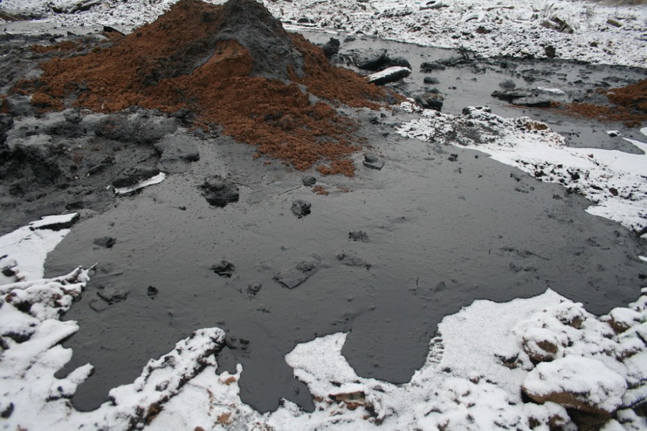 В Кобяйском улусе Якутии оперативно устраняют последствия разлива нефтепродуктов