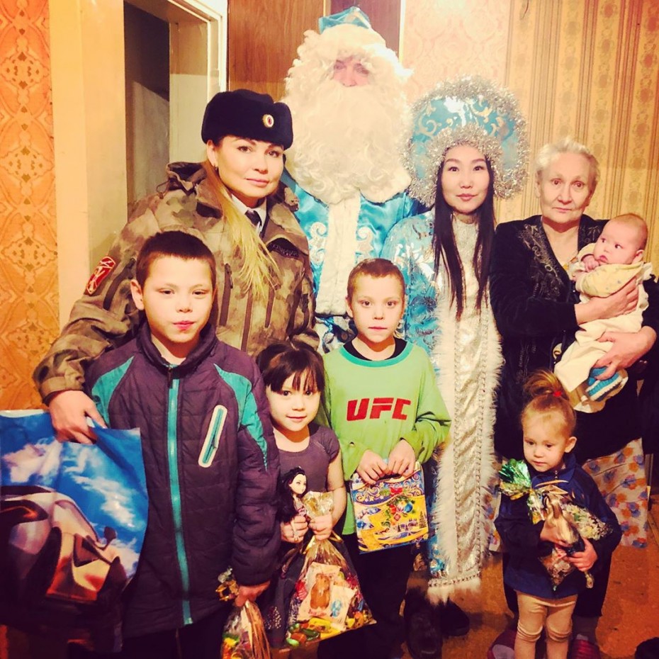 В Якутии росгвардейцы приняли участие в благотворительных новогодних акциях