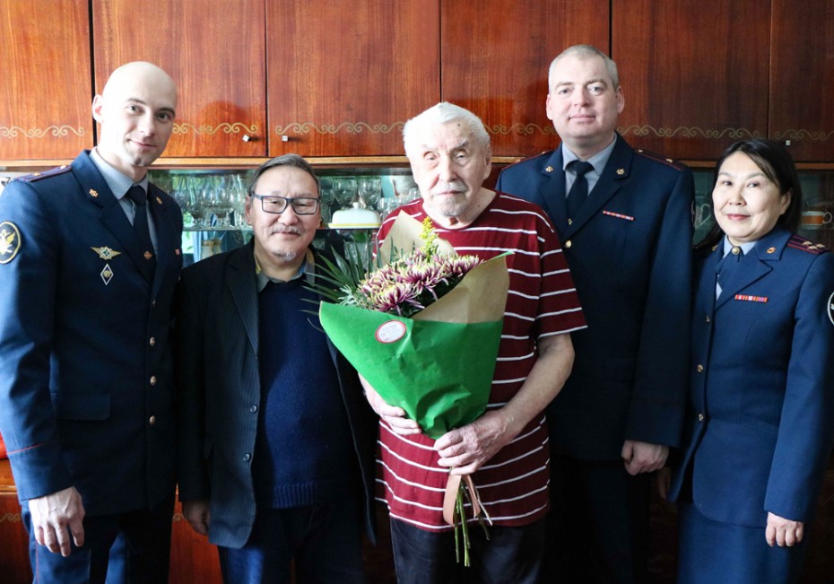 Сотрудники УФСИН поздравили ветерана Великой Отечественной войны с 94-летием