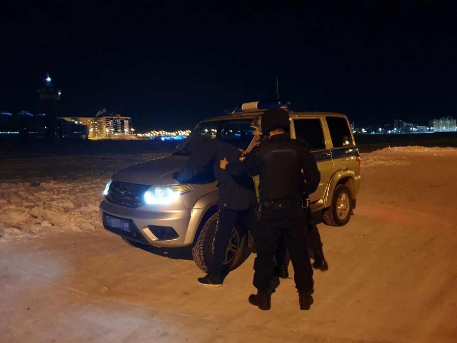 Пассажира такси, похитившего деньги у водителя, задержали росгвардейцы в Якутске