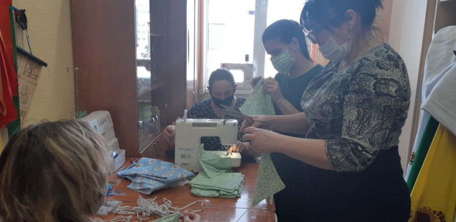 В Якутске продолжается благотворительная акция работников культуры по пошиву масок
