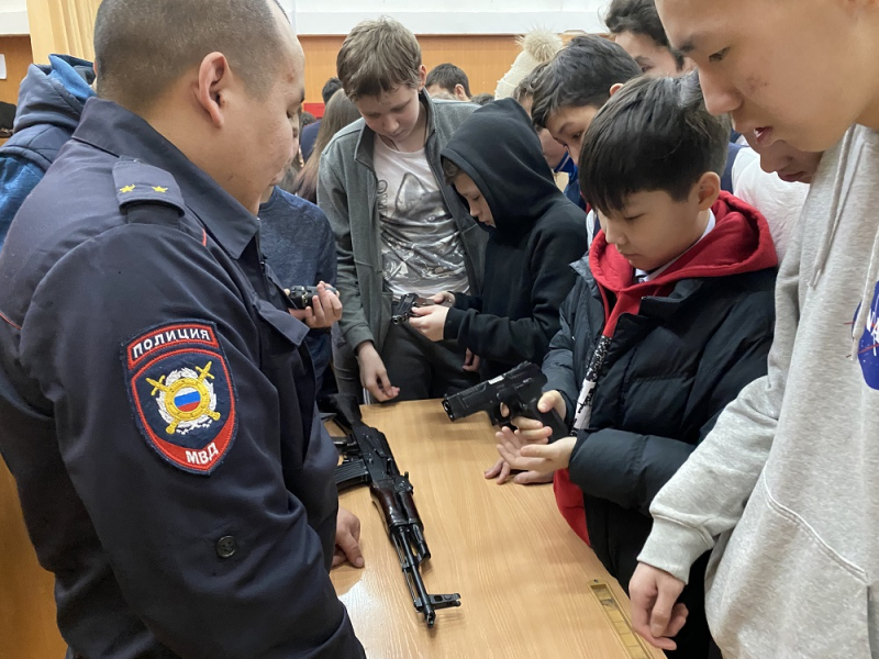 В полиции Якутска прошел день открытых дверей для школьников
