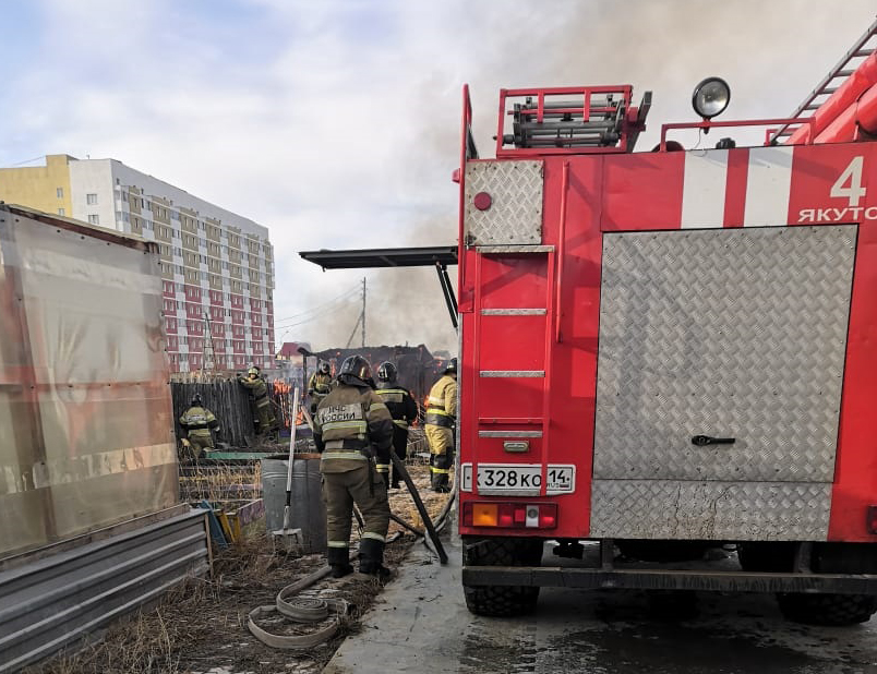 В Якутске росгвардейцами предотвращено возгорание строения на территории частного подворья