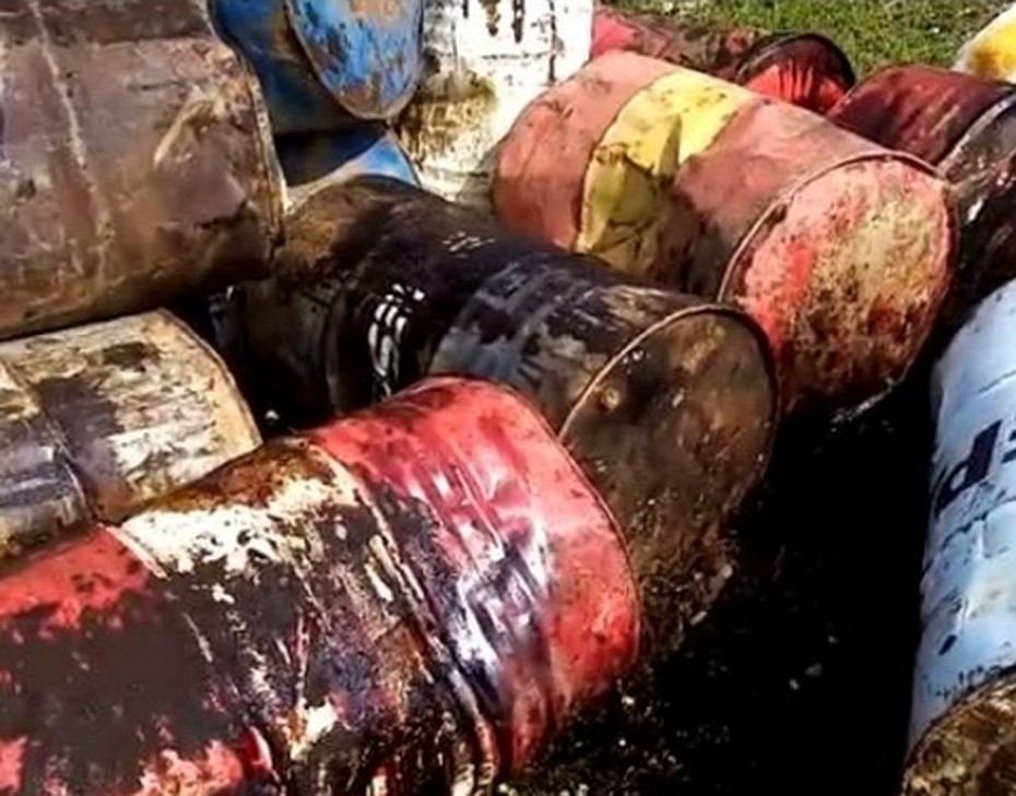 Выясняются ответственные за сброс бочек с остатками нефтепродуктов в Мирнинском районе