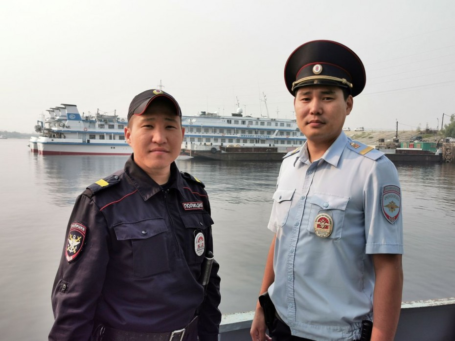 Двоих подростков, отравившихся алкоголем, спасли сотрудники транспортной полиции в Якутске