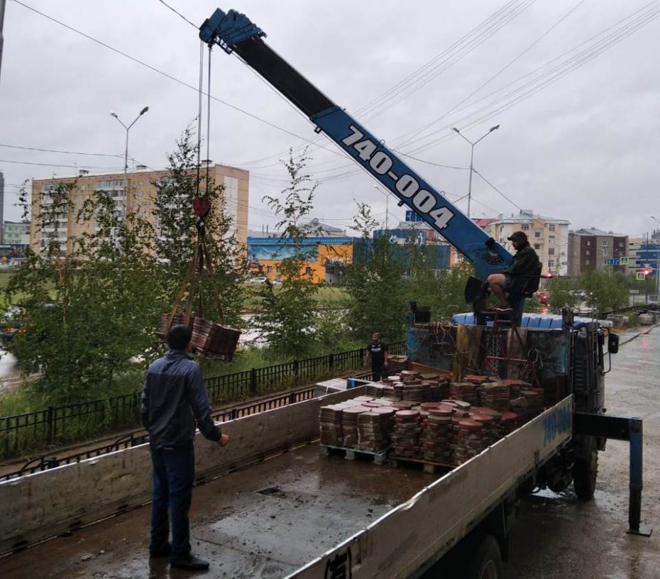 В Якутске ведется плановый ремонт тротуаров, съездов и дворовых территорий