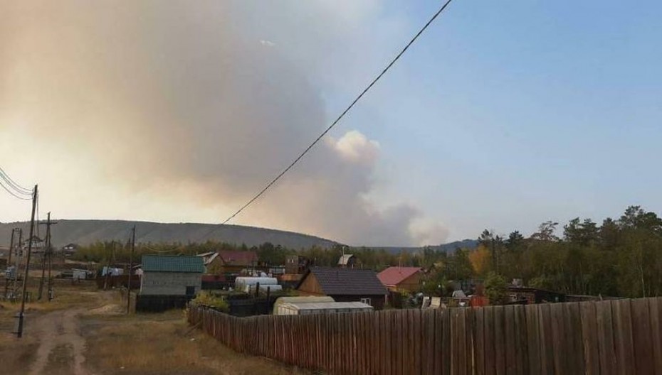 В районе 15 км Вилюйского тракта близ Якутска тушат лесной пожар