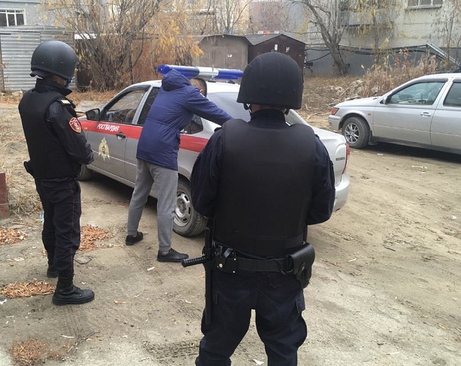 Доставщика еды совершившего кражу из квартиры оперативно задержали Росгвардейцы в Якутске