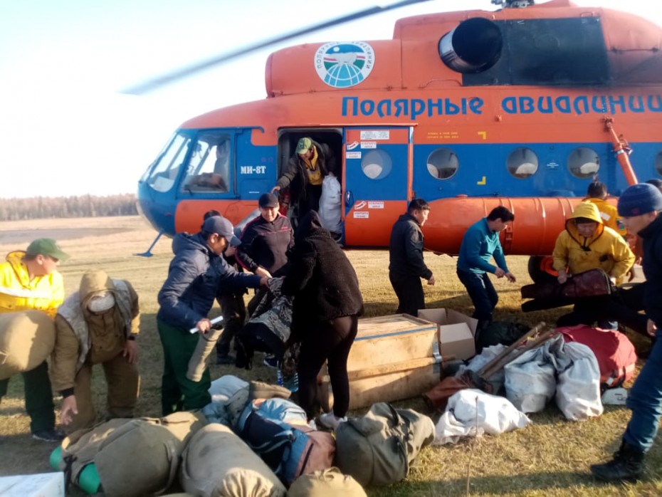 По заявке Службы спасения Якутии вылетел вертолет для доставки специалистов авиационной охраны лесов