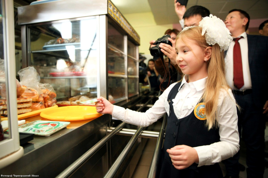 В Якутске учеников начальных классов обеспечат бесплатным горячим питанием