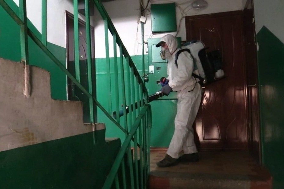 В Якутске продолжается заключительная дезинфекция в подъездах домов, из которых госпитализировали больных коронавирусной инфекцией
