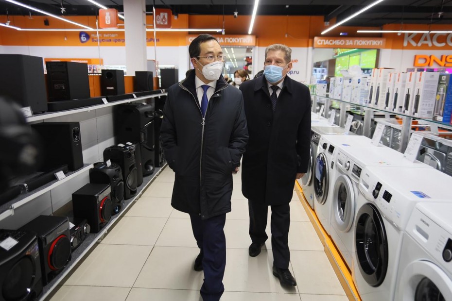 Глава Якутии проверил соблюдение санитарно-эпидемиологических требований в одном из торговых центров Нерюнгри