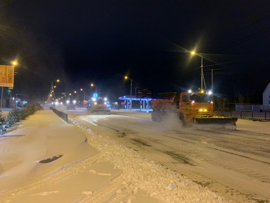 АО «Якутдорстрой» ежедневно убирает снег с улиц и тротуаров