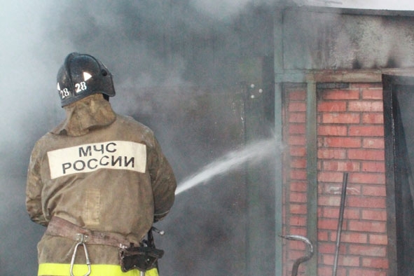 Гаражи пострадали от огня в Якутске и в Удачном