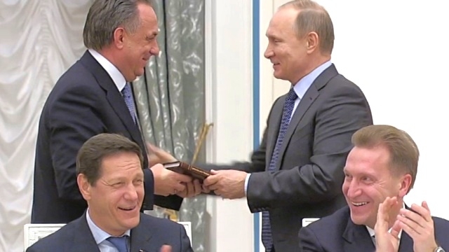 Подкол от Путина: Виталий Мутко получил в подарок на день рождения самоучитель английского языка