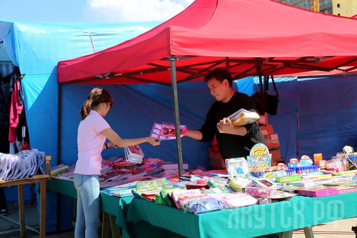 Собрать ребенка в школу: в Якутске открылась ярмарка «Школьный базар»