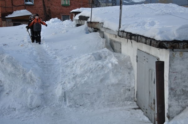 Школьника убило снегом с крыши гаража «Почты России»