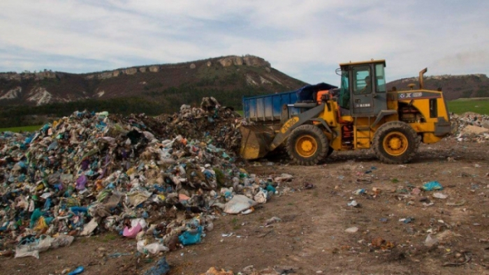 В Крыму под двери двух чиновников, игнорирующих свалки вывалили мусор