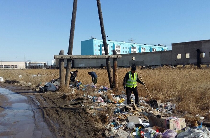 Как люди убирают мусор в Строительном округе (фоторепортаж)