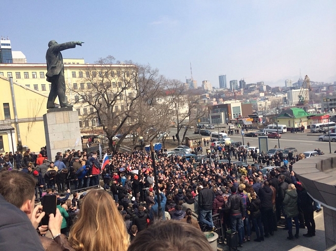 Десятки задержанных участников антикоррупционного митинга во Владивостоке